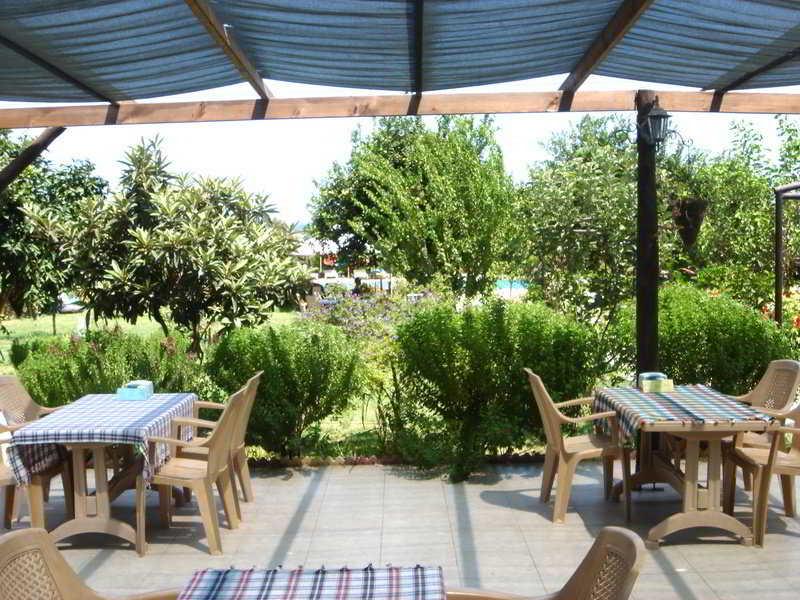 Lapida Garden Hotel Lapta Buitenkant foto