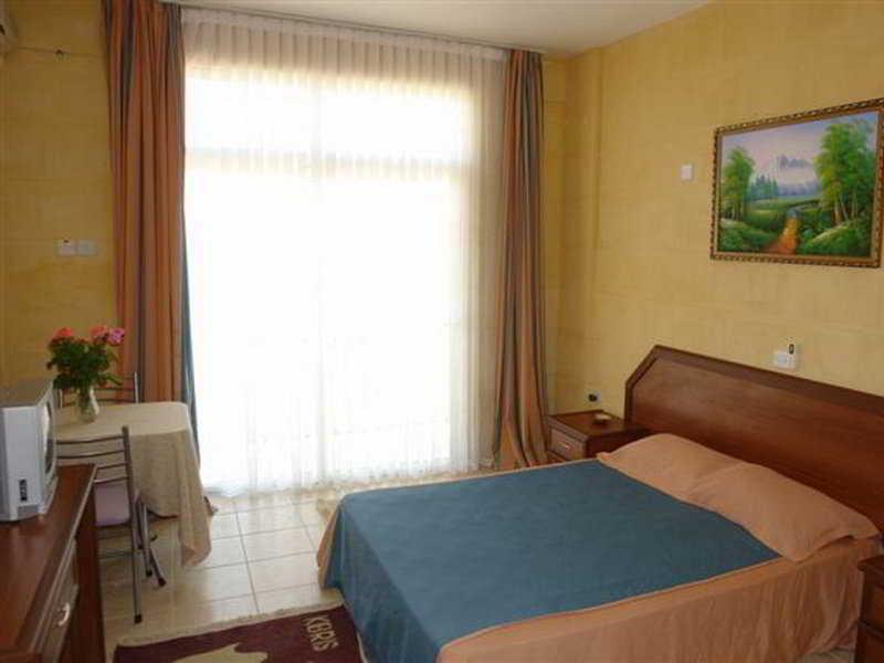 Lapida Garden Hotel Lapta Buitenkant foto